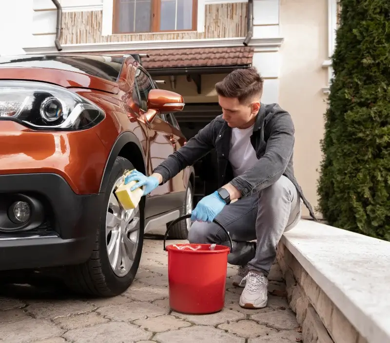 Lavage auto à domicile Denonville : professionnel intervenant sur un véhicule